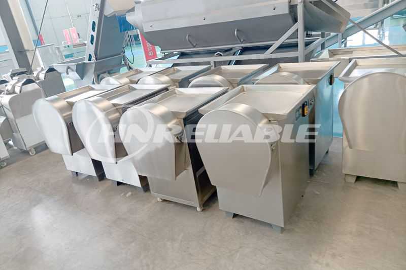 Potato slicing machine