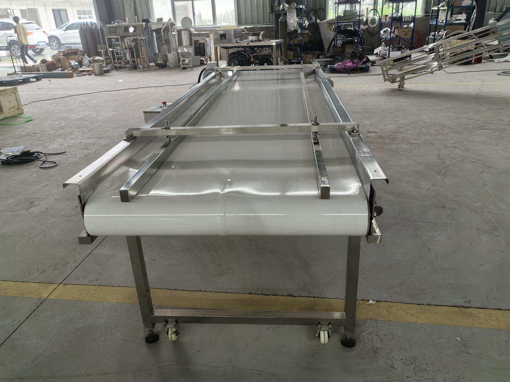 Picking conveying machine