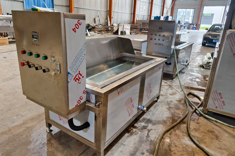 Automatic discharge frying machine