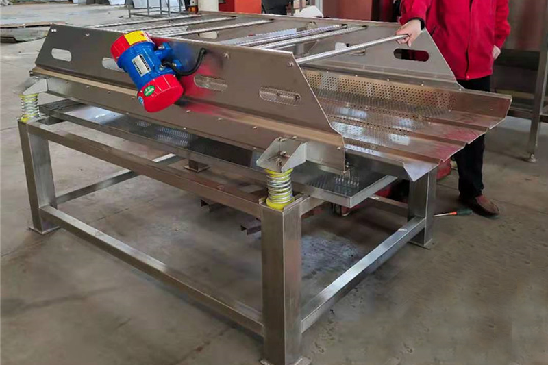 Vegetable vibrating screening machine