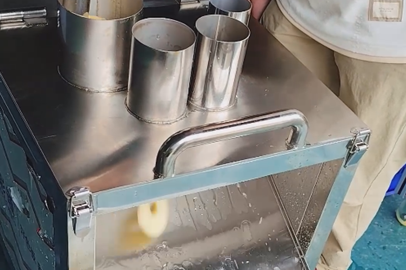 Banana slicing machine